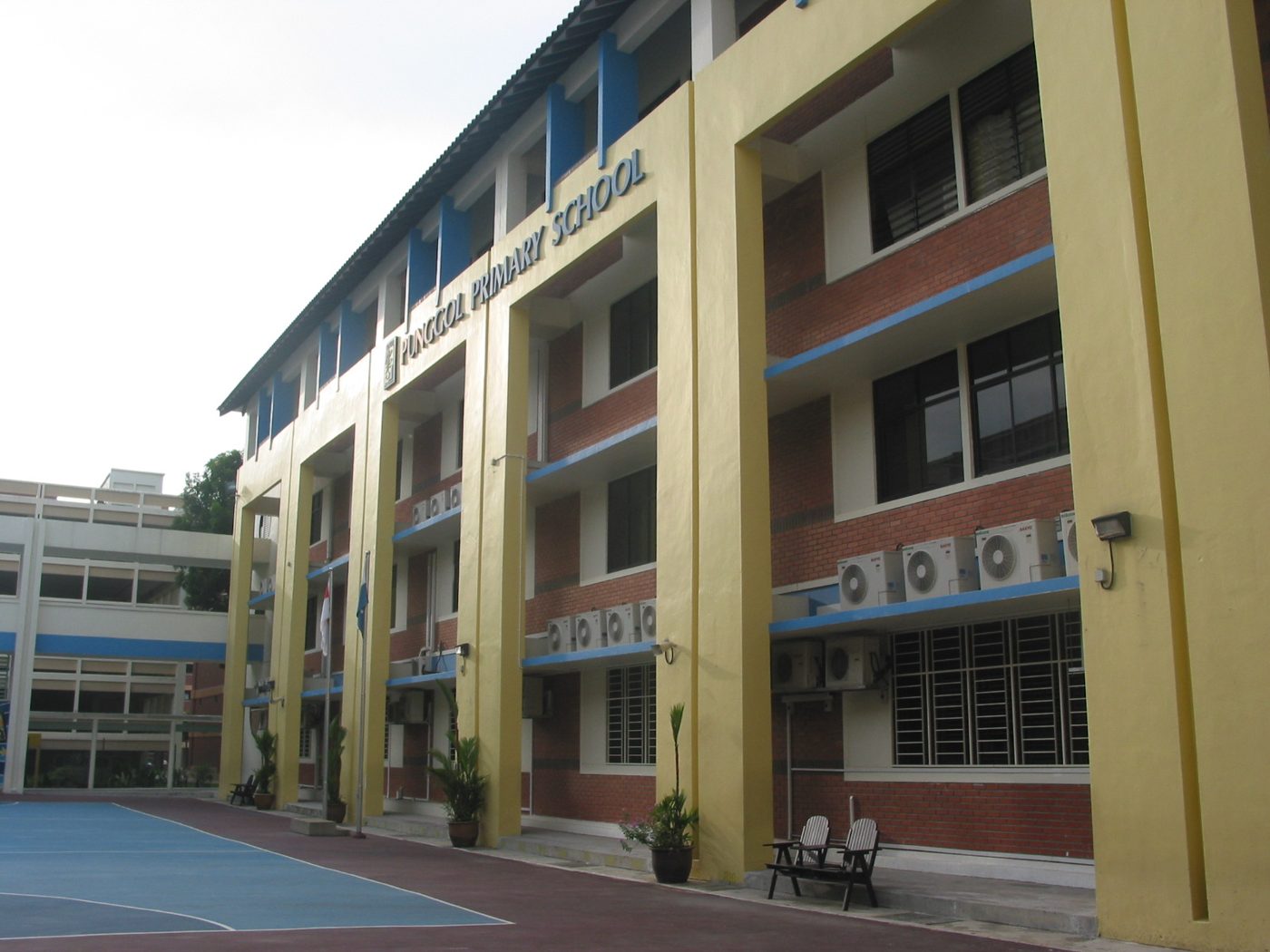 Punggol Primary School on Hougang Avenue 8, photographed in 2006